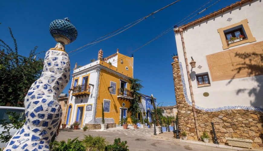 Borgo Parrini: sycylijska wioska inspirowana sztuką Gaudíego i katalońskim modernizmem