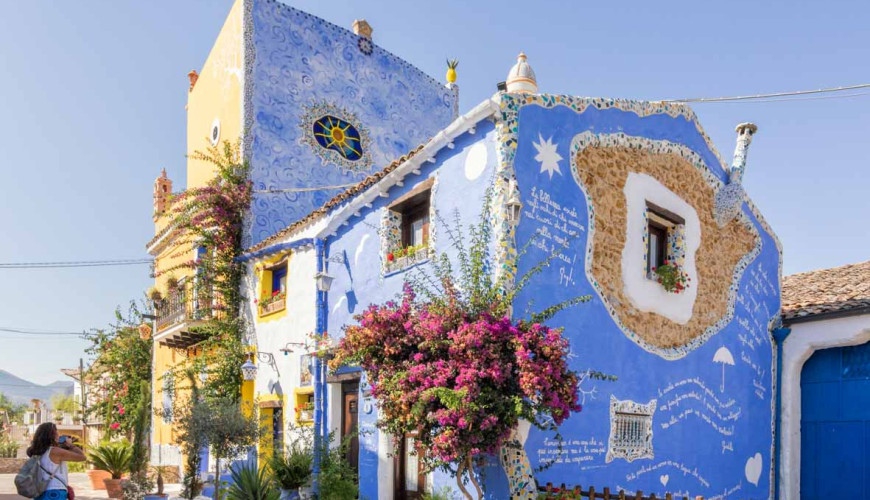 Borgo Parrini: sycylijska wioska inspirowana sztuką Gaudíego i katalońskim modernizmem