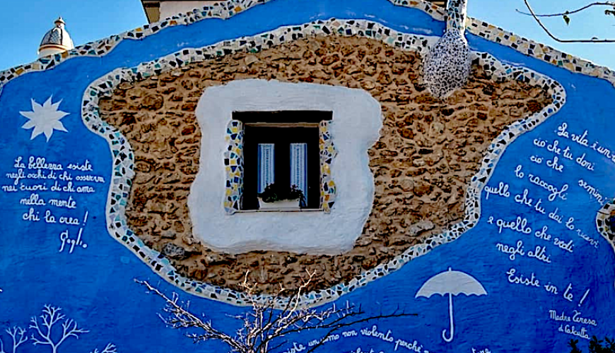 Borgo Parrini: sycylijska wioska inspirowana sztuką Gaudíego i katalońskim modernizmem