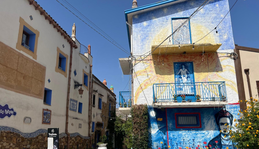 Borgo Parrini: sycylijska wioska inspirowana sztuką Gaudíego i katalońskim modernizmem