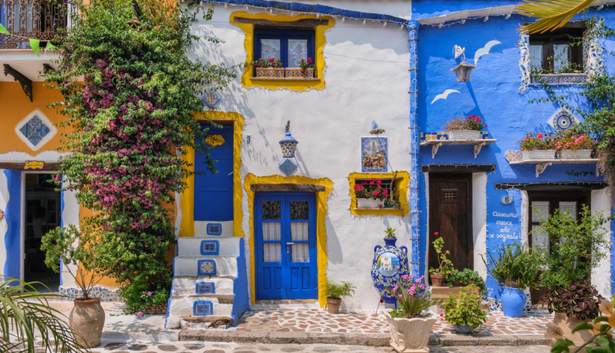 Borgo Parrini: sycylijska wioska inspirowana sztuką Gaudíego i katalońskim modernizmem