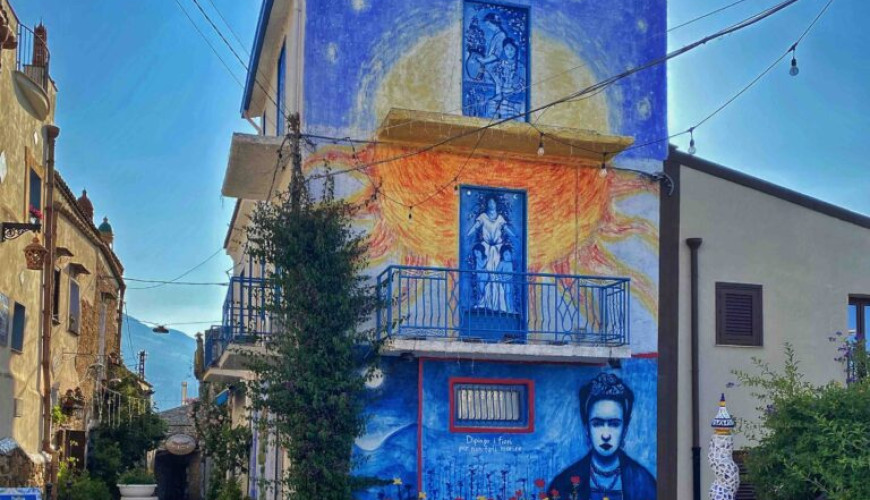 Borgo Parrini: sycylijska wioska inspirowana sztuką Gaudíego i katalońskim modernizmem