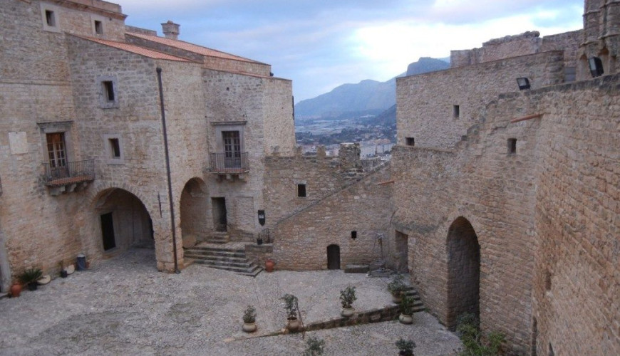 Castelul din Carini, unde pietrele păstrează povești și secrete