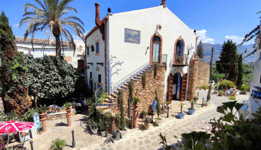 Borgo Parrini: sycylijska wioska inspirowana sztuką Gaudíego i katalońskim modernizmem